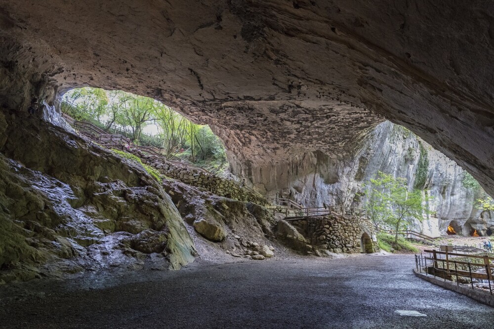 Difference Between Caves And Caverns